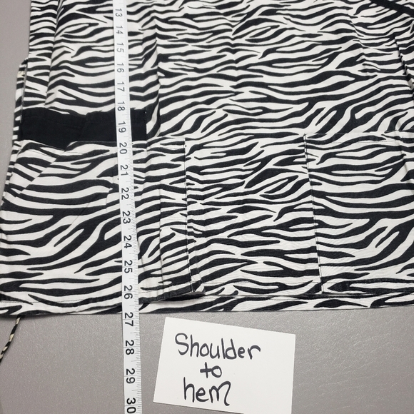 B scrubs black and white zebra print scrub top women's size medium - Picture 8 of 10